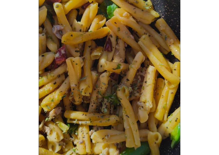 Pasta con tonno, peperoncino e olio allo zenzero